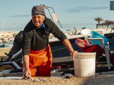 A Bari il luogo dove � pi� facile assistere a millenario rito � il Molo San Nicola, detto N-d�rr'a la lanze, l� dove alcune piatte banchine vengono utilizzate dai varchecedd�re (i pescatori notturni) per arricciare molluschi appena catturati a bordo dei loro gozzi